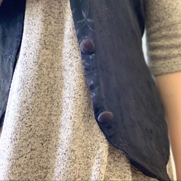 Black vest with silk floral details - Picture 5 of 7